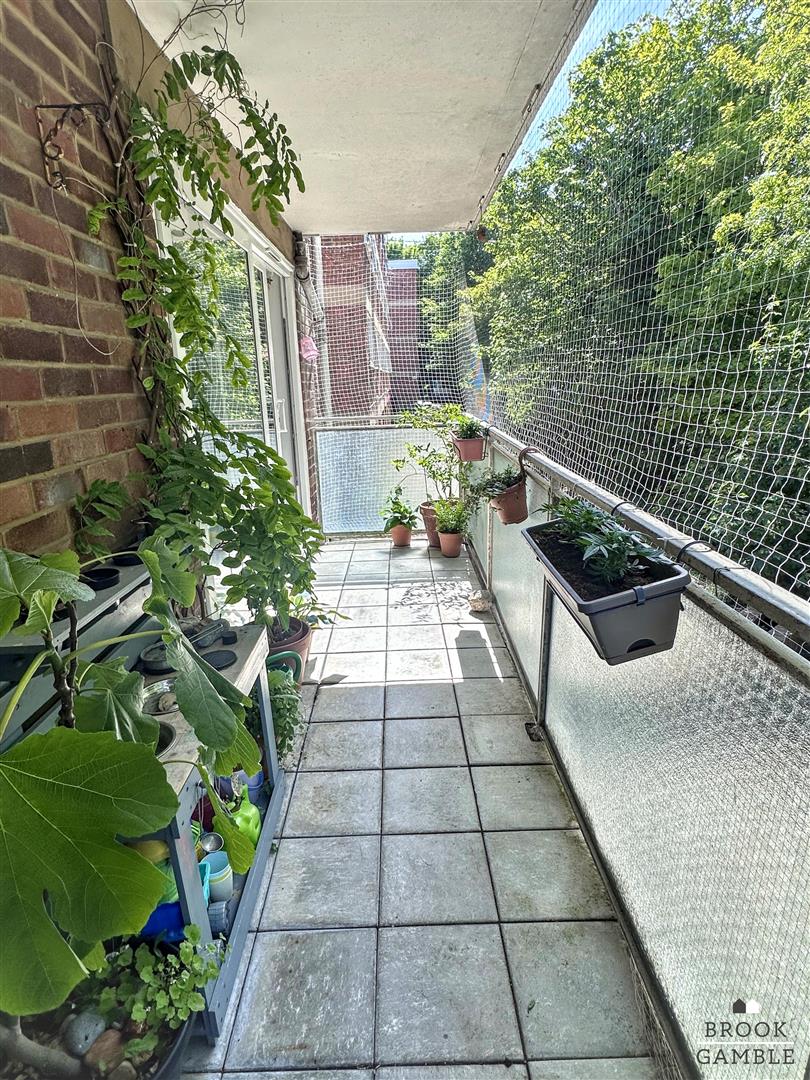 2 Bedroom Flat. Kings Avenue in Eastbourne,  11
